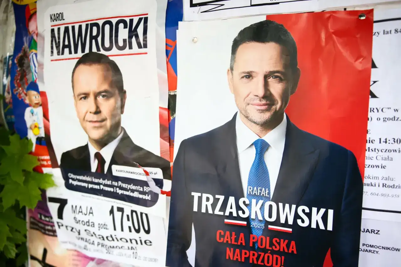 Plakaty wyborcze Karola Nawrockiego i Rafała Trzaskowskiego, zapowiadające prognozy wyborów prezydenckich.