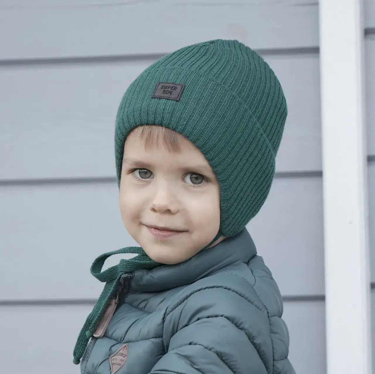 Czy czapki nosi się z naklejką? Odkryj, dlaczego warto ją zdjąć