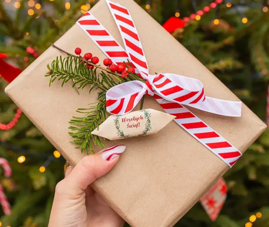 Prezent dla wychowawcy na wigilię: Pomysły, budżet i czego unikać