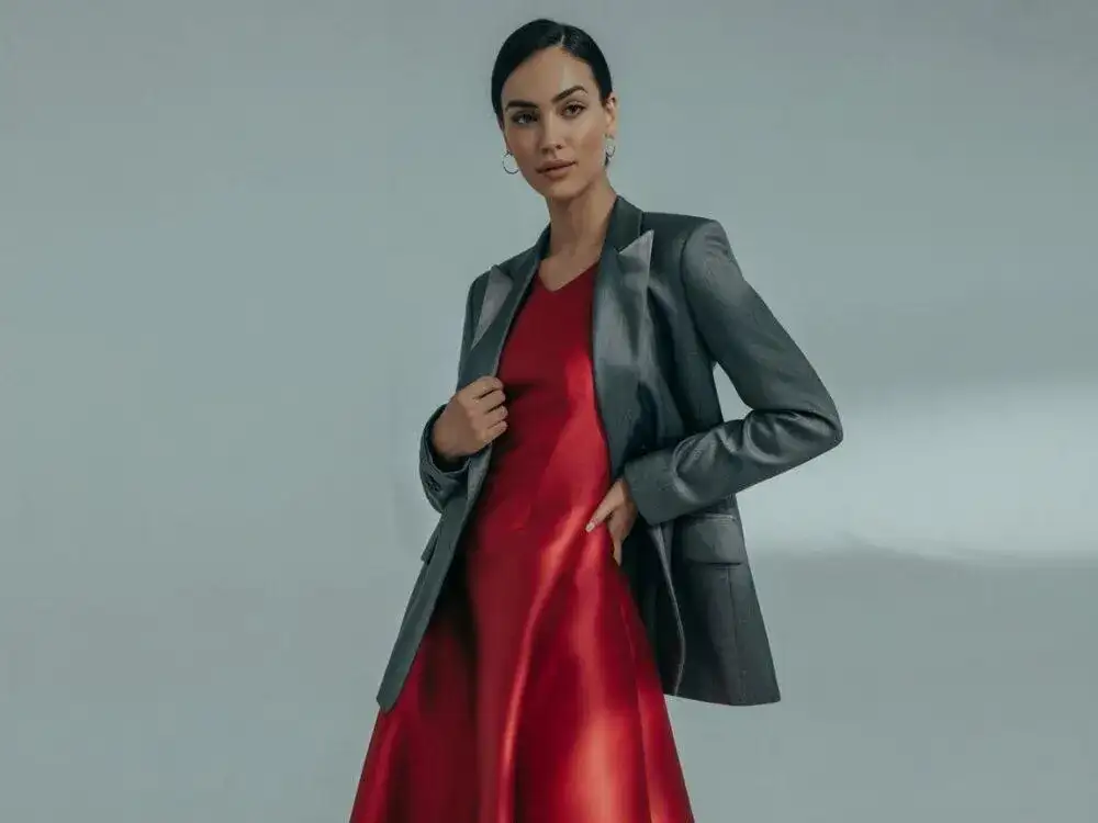 Co ubrać do czerwonej sukienki, aby zawsze wyglądać stylowo?