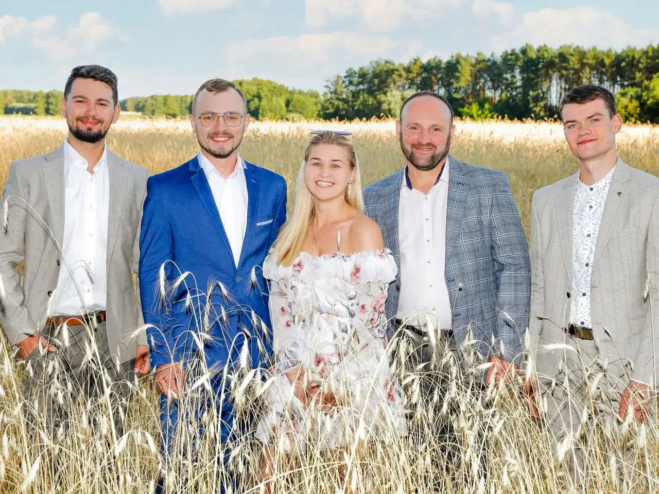 Pięcioro młodych ludzi w eleganckich strojach pozuje na polu pszenicy. Czy to zapowiedź, kiedy powtórka Rolnik szuka żony?