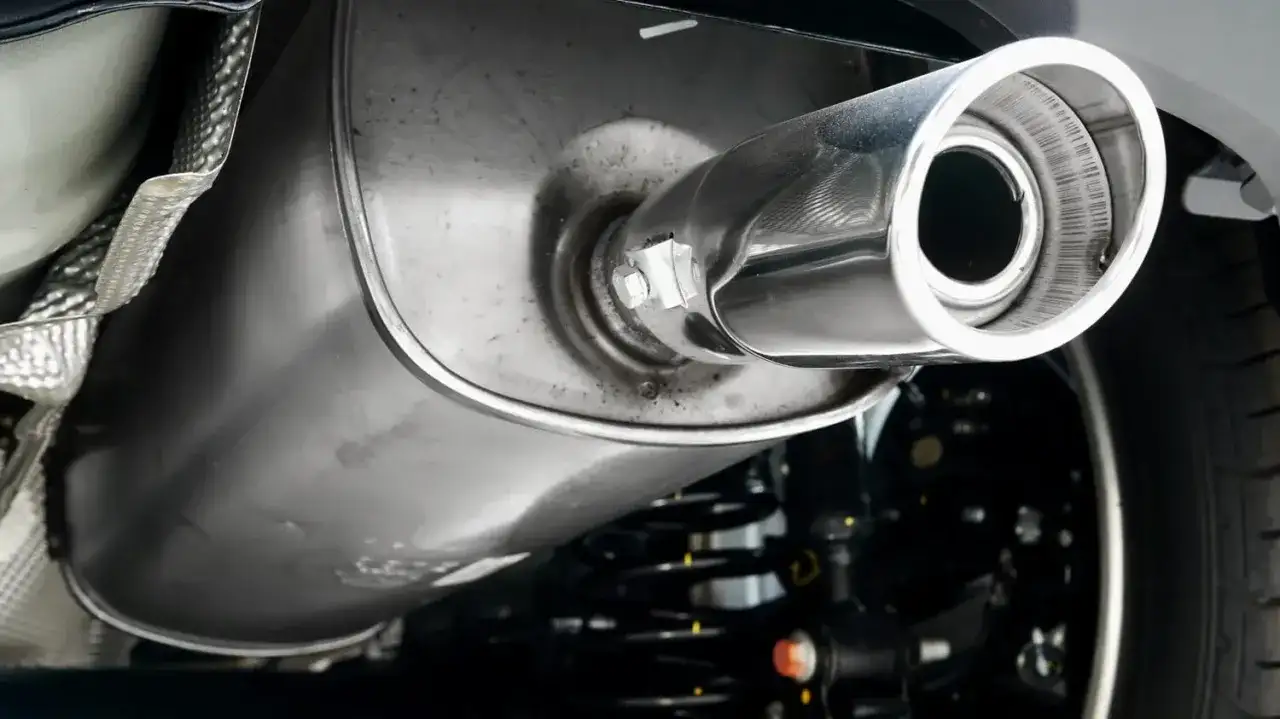 Układ wydechowy BMW, być może z problemem DTC P0401. Widoczny tłumik i końcówka wydechu.