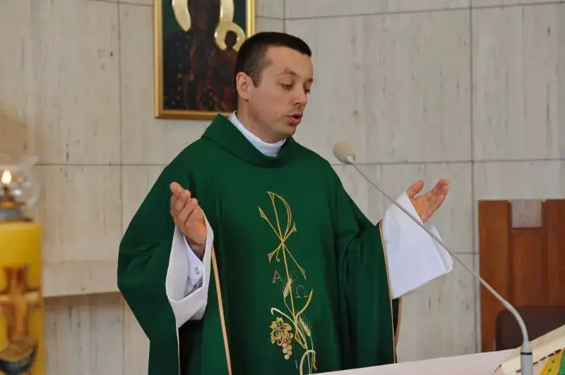 Msza święta co mówi ksiądz: odkryj znaczenie modlitw i gestów