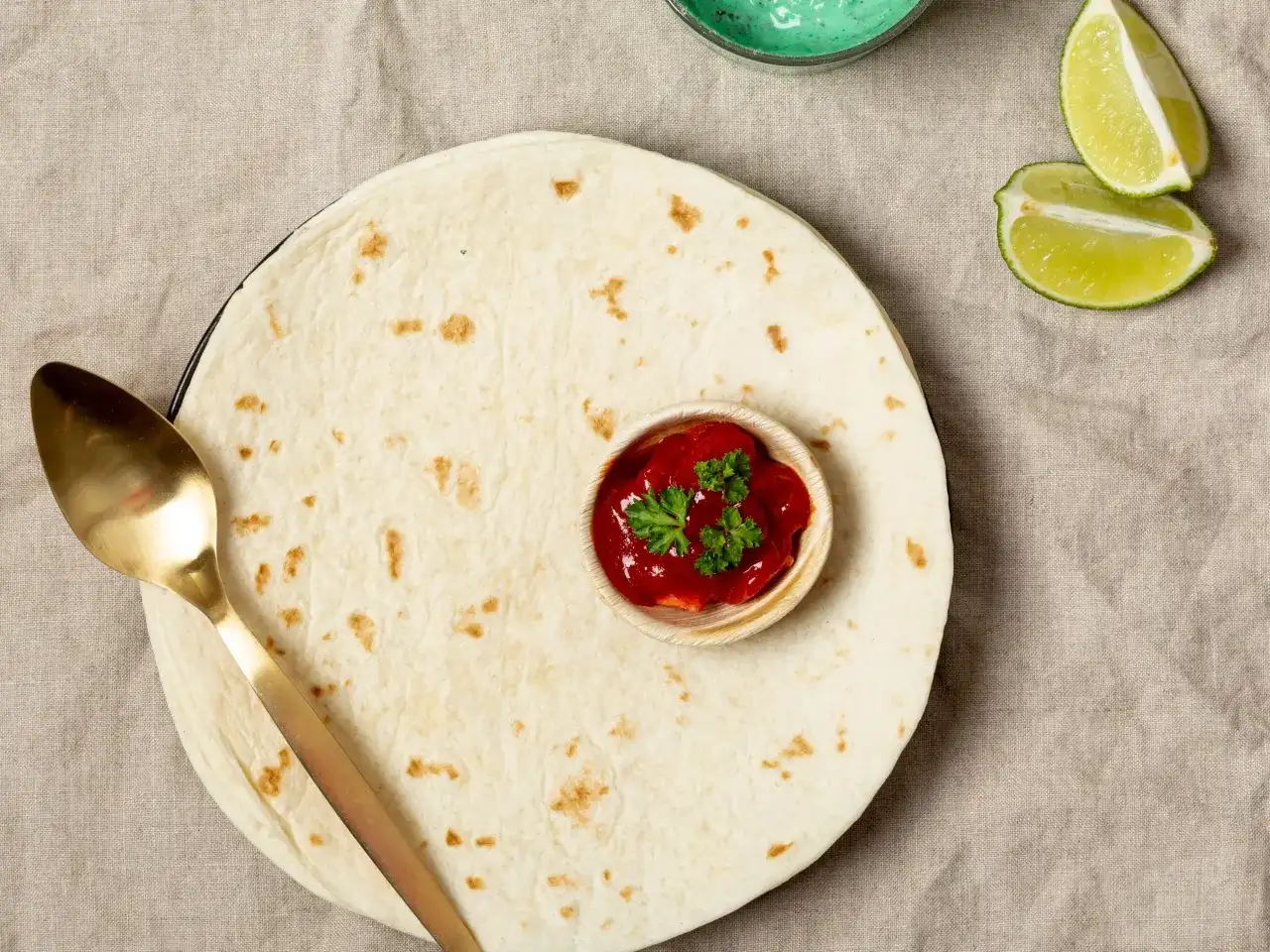 Placki tortilli z salsą i limonką. Czy placki tortilli są zdrowe? Zależy od składników i sposobu przygotowania.