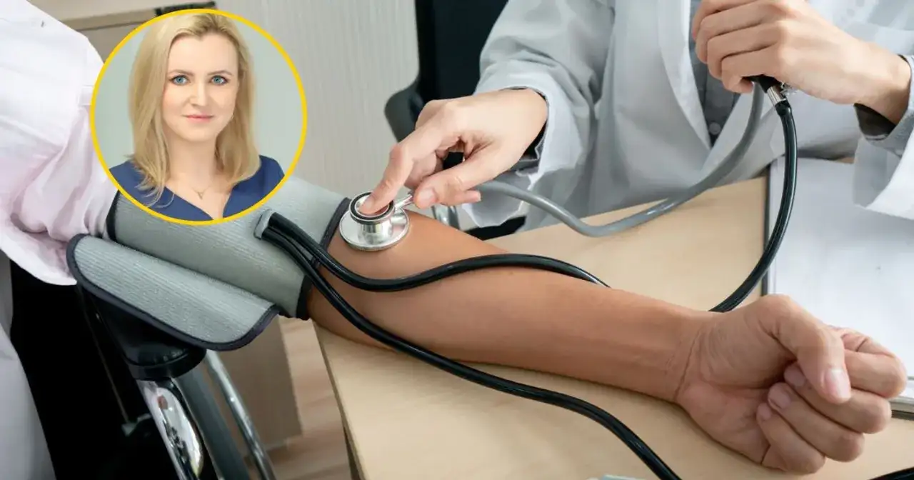 Lekarz mierzy ciśnienie krwi pacjentowi. W lewym górnym rogu zdjęcie kobiety.