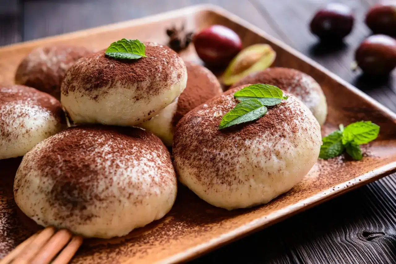 Z czym jeść kluski na parze? Odkryj pyszne dodatki i sosy