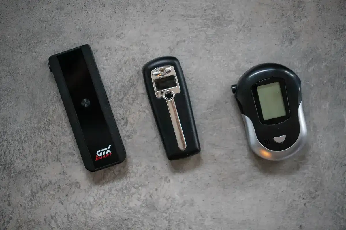 Jaki alkomat kupić: elektrochemiczny czy półprzewodnikowy? Sprawdź różnice