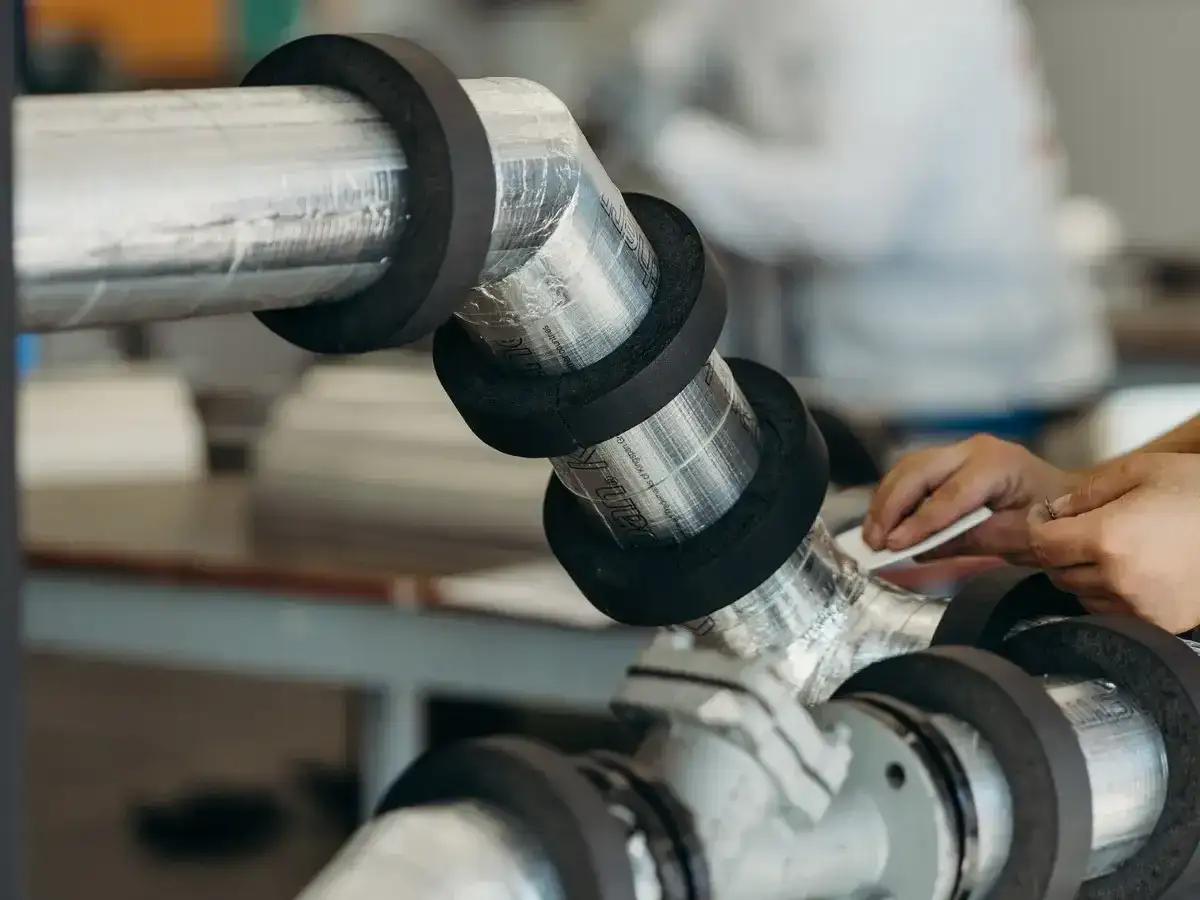 Monter izolacji przemysłowych na czym polega – kluczowe informacje i wymagania