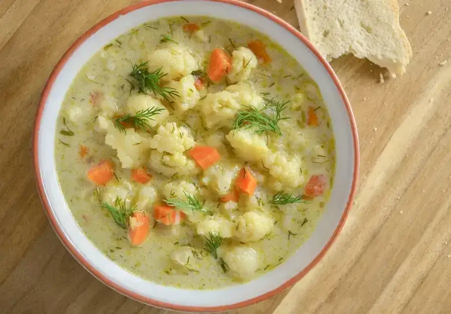 Babcina zupa kalafiorowa: Odtwórz smak dzieciństwa! Sekrety i przepis