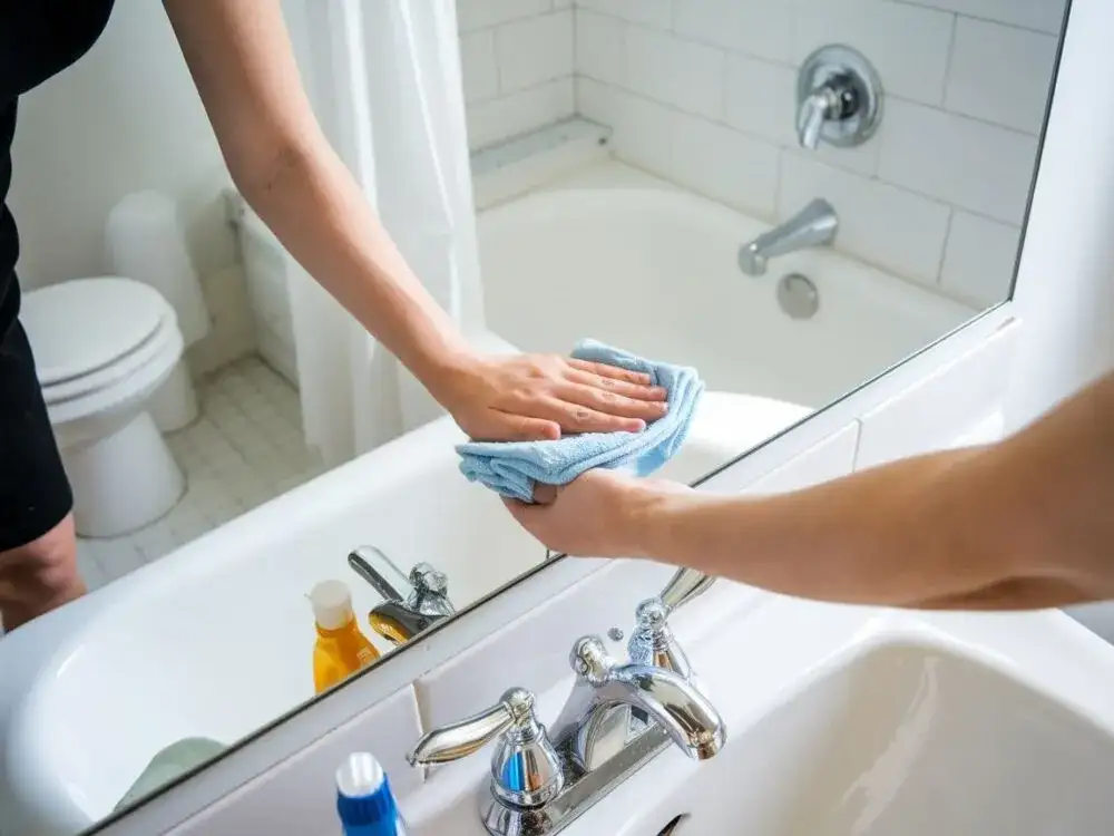 Jak usunąć rysy z lustra? Domowe triki, które naprawdę działają