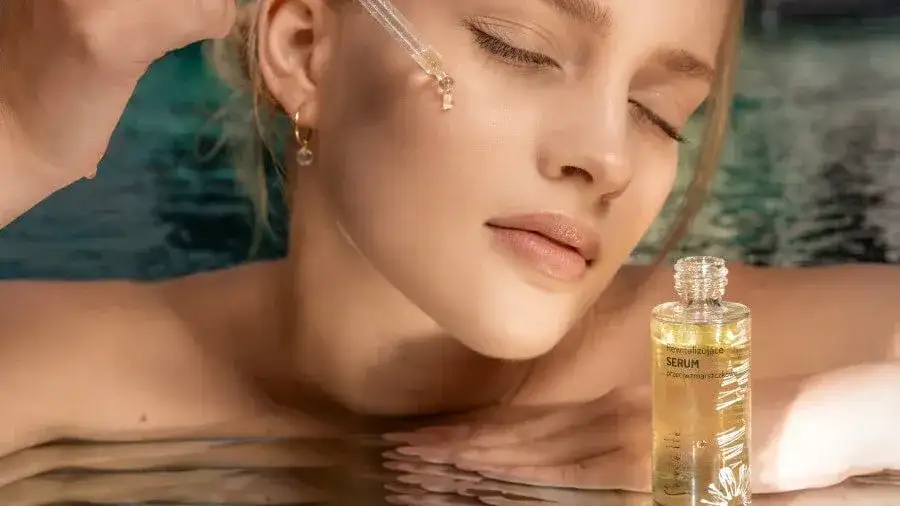 Rewitalizujące serum przeciwzmarszczkowe z witaminą C i Stoechiol - skuteczne działanie na zmarszczki