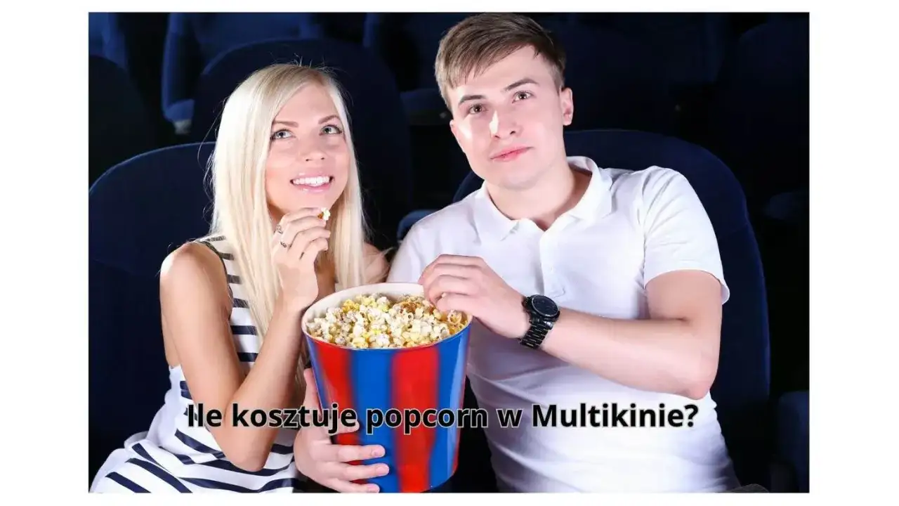 Para w kinie zastanawia się, ile kosztuje średni popcorn w Multikinie, dzieląc się dużą porcją.