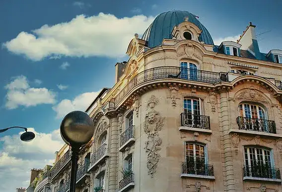 Gdzie mieszkać w Paryżu? Odkryj najlepsze dzielnice i ich wady