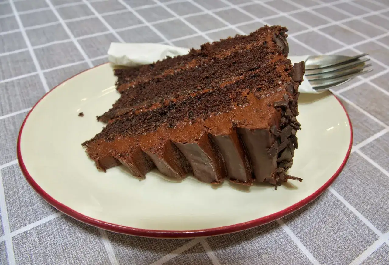 Pyszny przepis na ciasto z kakao i dżemem, które zachwyci każdego