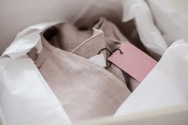 W co pakować ubrania do wysyłki, aby uniknąć uszkodzeń i strat