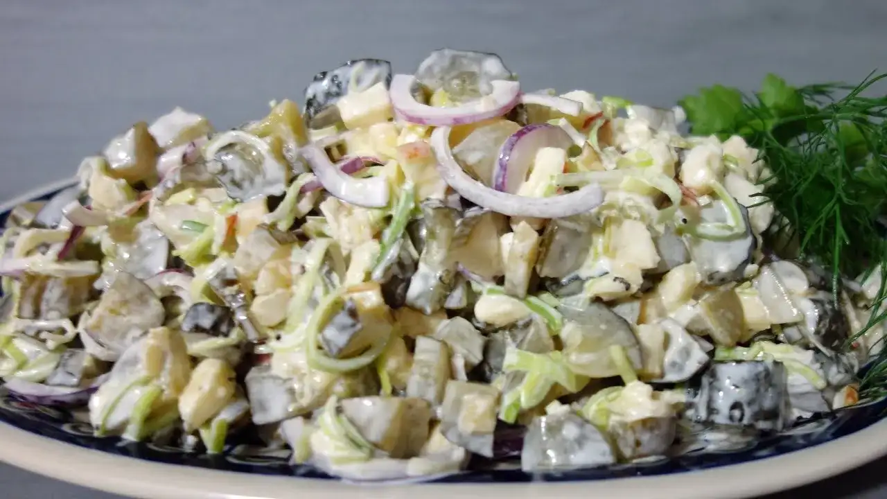 Jak zrobić sałatkę z ogórków kiszonych w 10 minut – prosty przepis