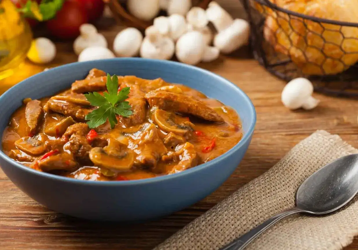 Co do strogonowa? Sprawdź najlepsze dodatki i przepisy na danie