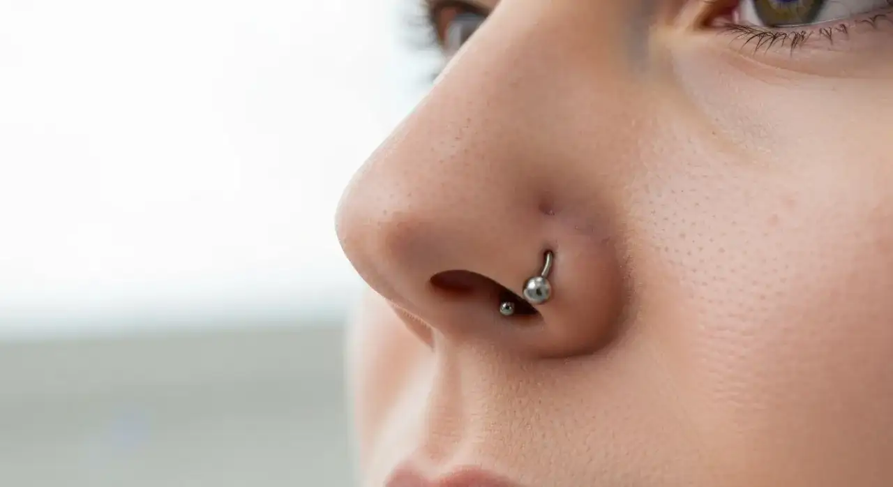 Ile goi się kolczyk w nosie? Przewodnik gojenia i pielęgnacji