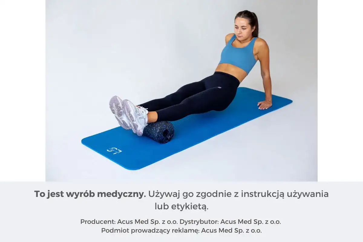 Kobieta wykonuje ćwiczenia na wałku do masażu, które mogą pomóc w przykurczu ścięgna Achillesa.