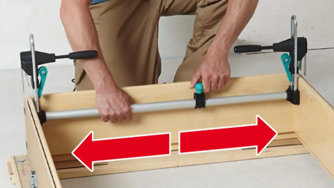 Narzędzie do cięcia pomaga jak skrócić drzwi wewnętrzne. Czerwone strzałki wskazują kierunek cięcia.