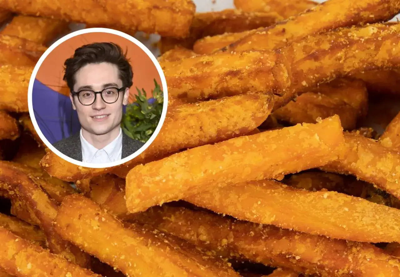 Młody mężczyzna w okularach uśmiecha się na tle chrupiących frytek z batata. Dowiedz się, jak pokroić batata na frytki!