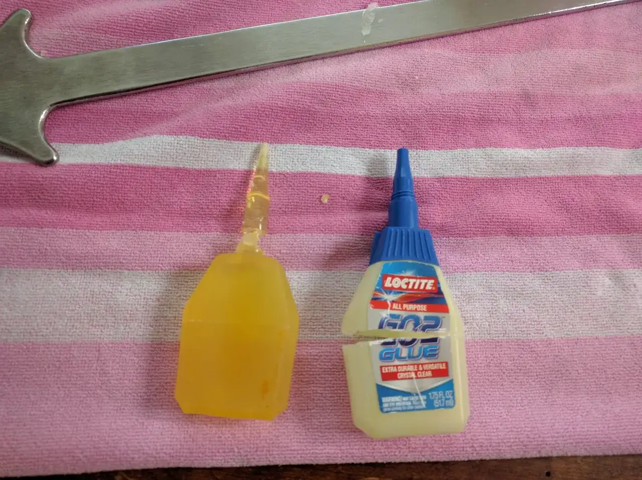 Usuń klej z butelki szklanej bez rys! Daj jej drugie życie