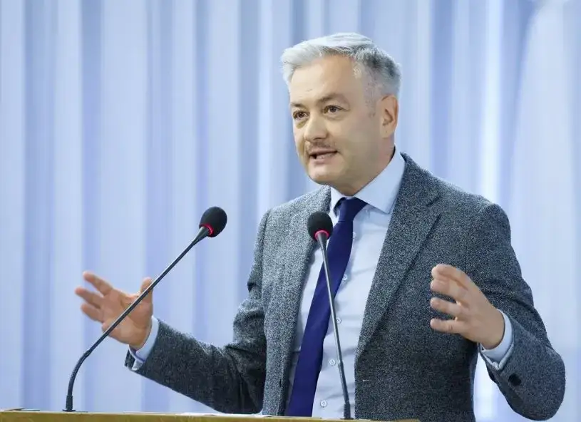 Ile lat ma Robert Biedroń? Wiek i kluczowe etapy kariery.