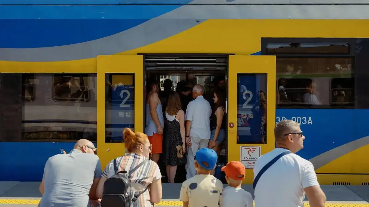 Jak dojechać na Hel z Warszawy? Najlepsze opcje podróży i porady