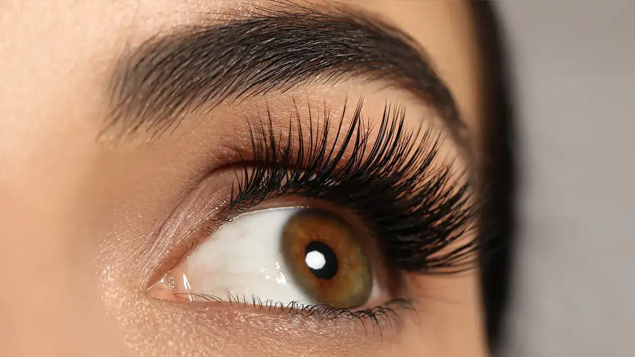 Sztuczne rzęsy: Jakie wybrać? Przewodnik po idealnym spojrzeniu