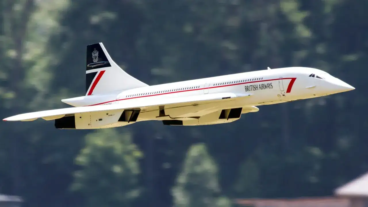 Concorde British Airways, symbolizujący jak szybko lecieć samolotem, w locie.