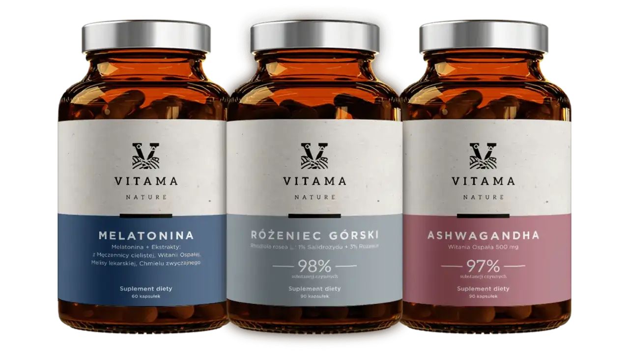 Trzy butelki suplementów diety Vitama: Melatonina, Różeniec Górski i Ashwagandha. Melatonina wspiera sen.
