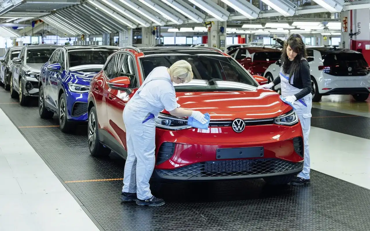 Volkswagen zmienia strategię – czy zmniejsza produkcję samochodów elektrycznych?