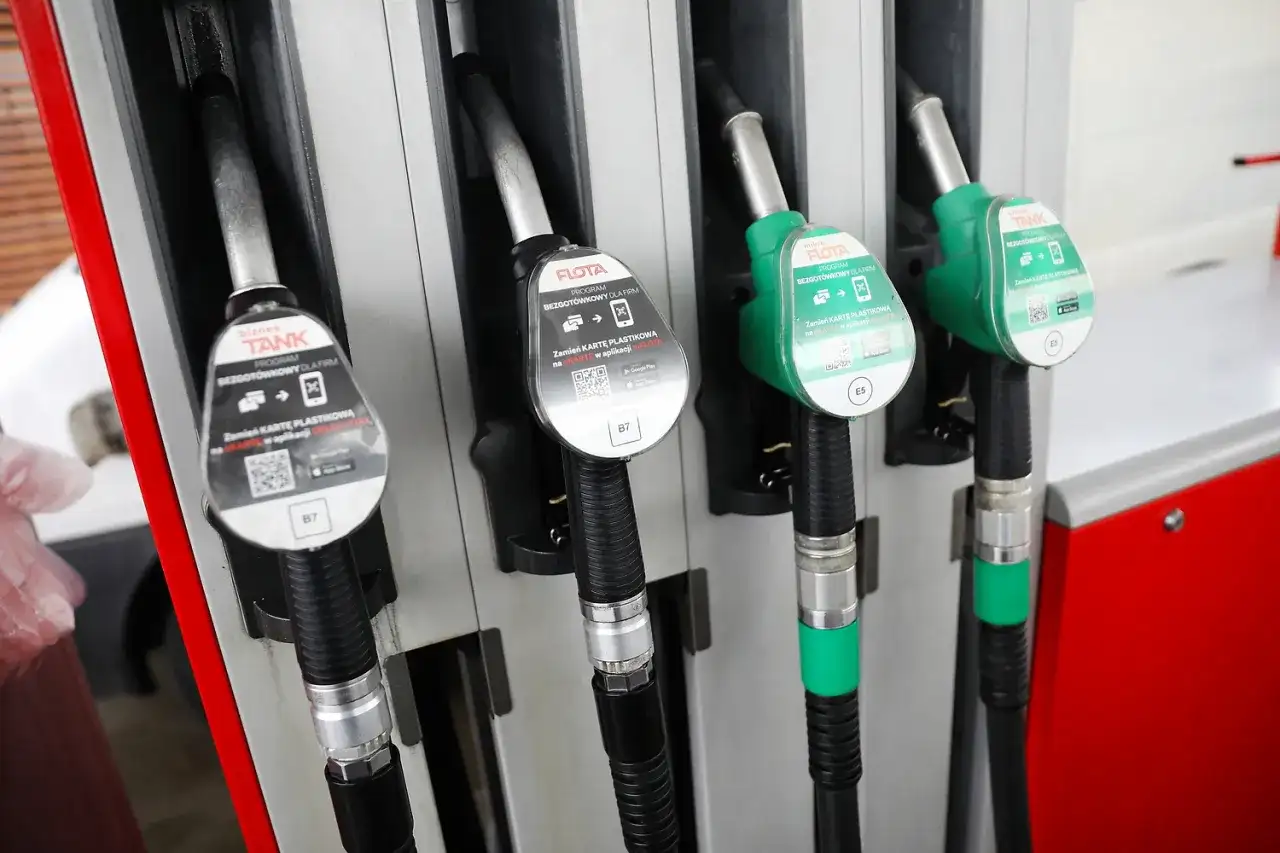 Efecta 95 czy to benzyna? Odkryj jej zalety i różnice z innymi paliwami