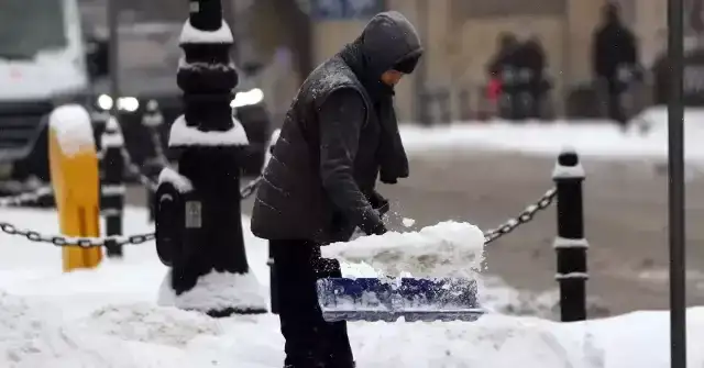 Chodnik przed posesją: Kto sprząta? Uniknij mandatu i wypadków!
