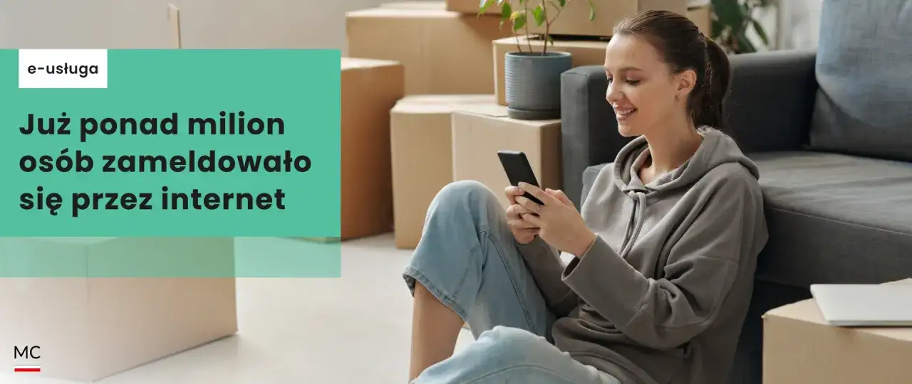 Kobieta sprawdza na telefonie, jak sprawdzić gdzie jestem zameldowana. Ponad milion osób zameldowało się przez internet.