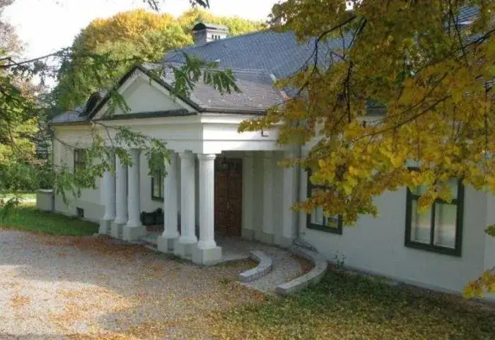 Historia dworku w Bolesławiu: zabytek pełen tajemnic i kultury