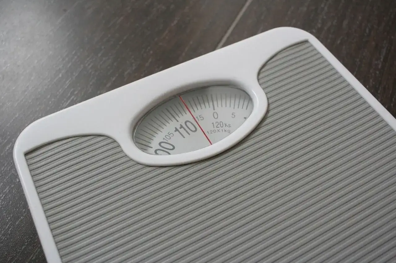 Waga łazienkowa pokazuje 110 kg. Zastanawiasz się, jak obliczyć zero kaloryczne?