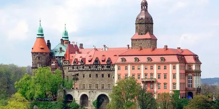 Zamek w Książu: Tajemnice, historia i atrakcje, które musisz poznać