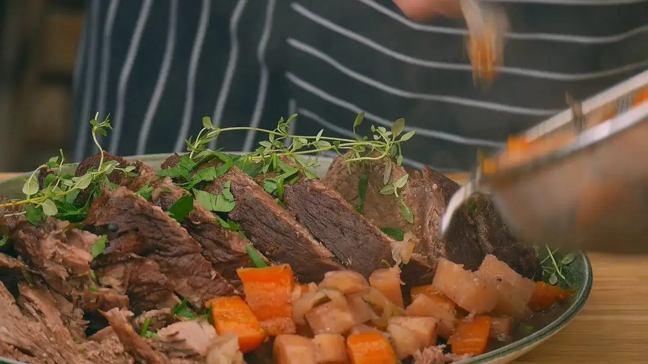 Jak długo piec wołowinę w rękawie, aby była soczysta i delikatna