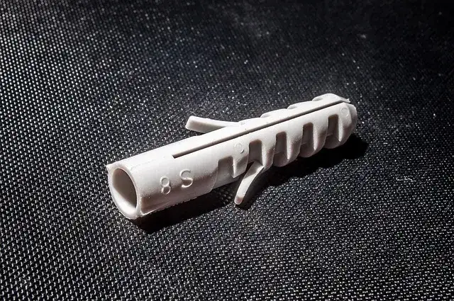 Jakie wiertło wybrać do kołka rozporowego 10 mm, aby uniknąć błędów?