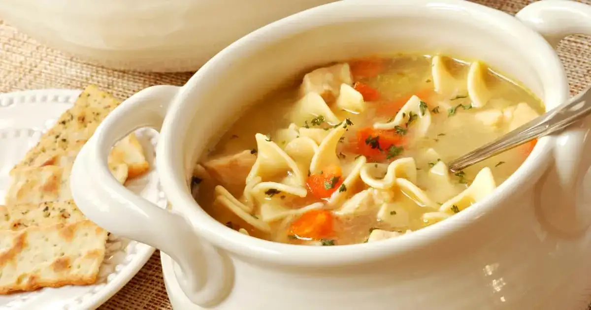Recette de soupe au poulet réconfortante pour un repas sain et savoureux