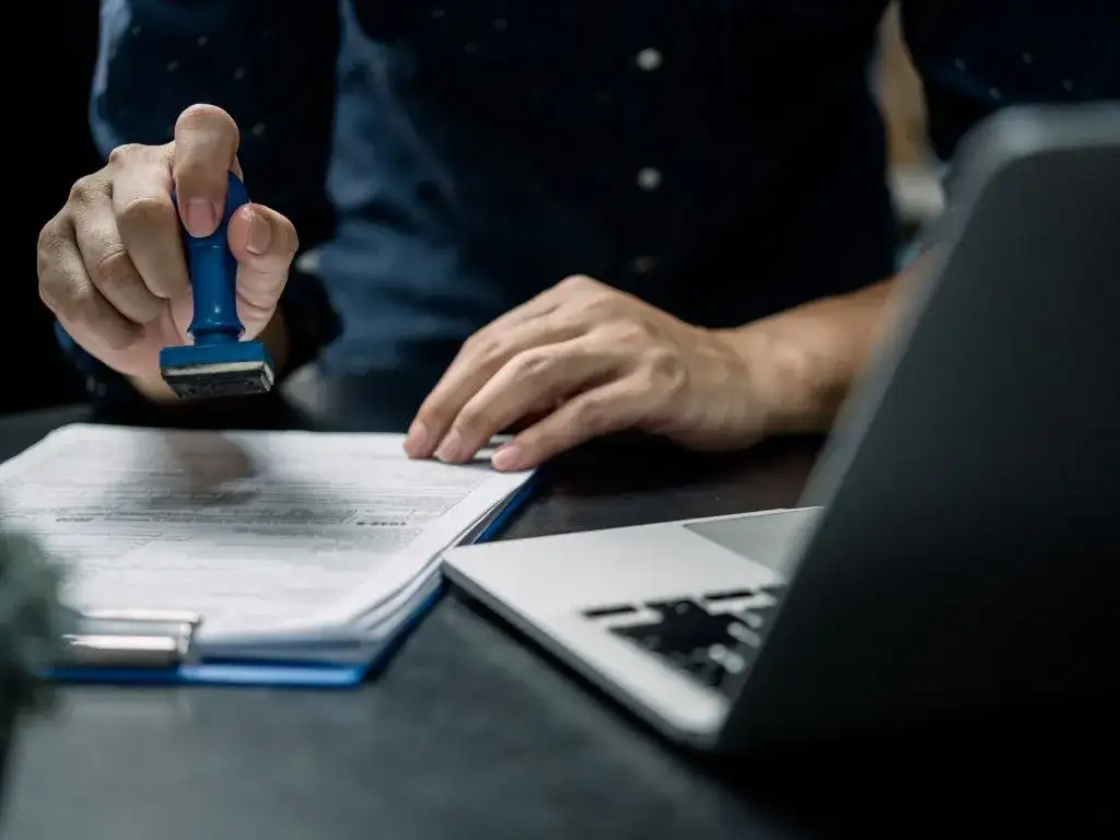 Darowizna nieruchomości a podatek: Jak uniknąć dodatkowych kosztów dzięki pomocy notariusza?