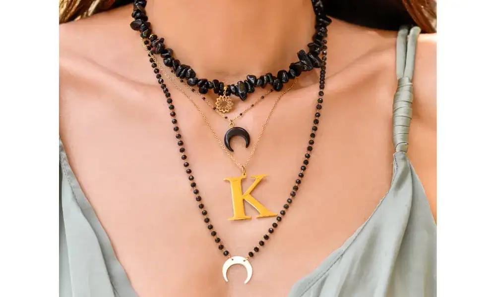 Naszyjnik księżyc: Symbolika, znaczenie i wybór idealny