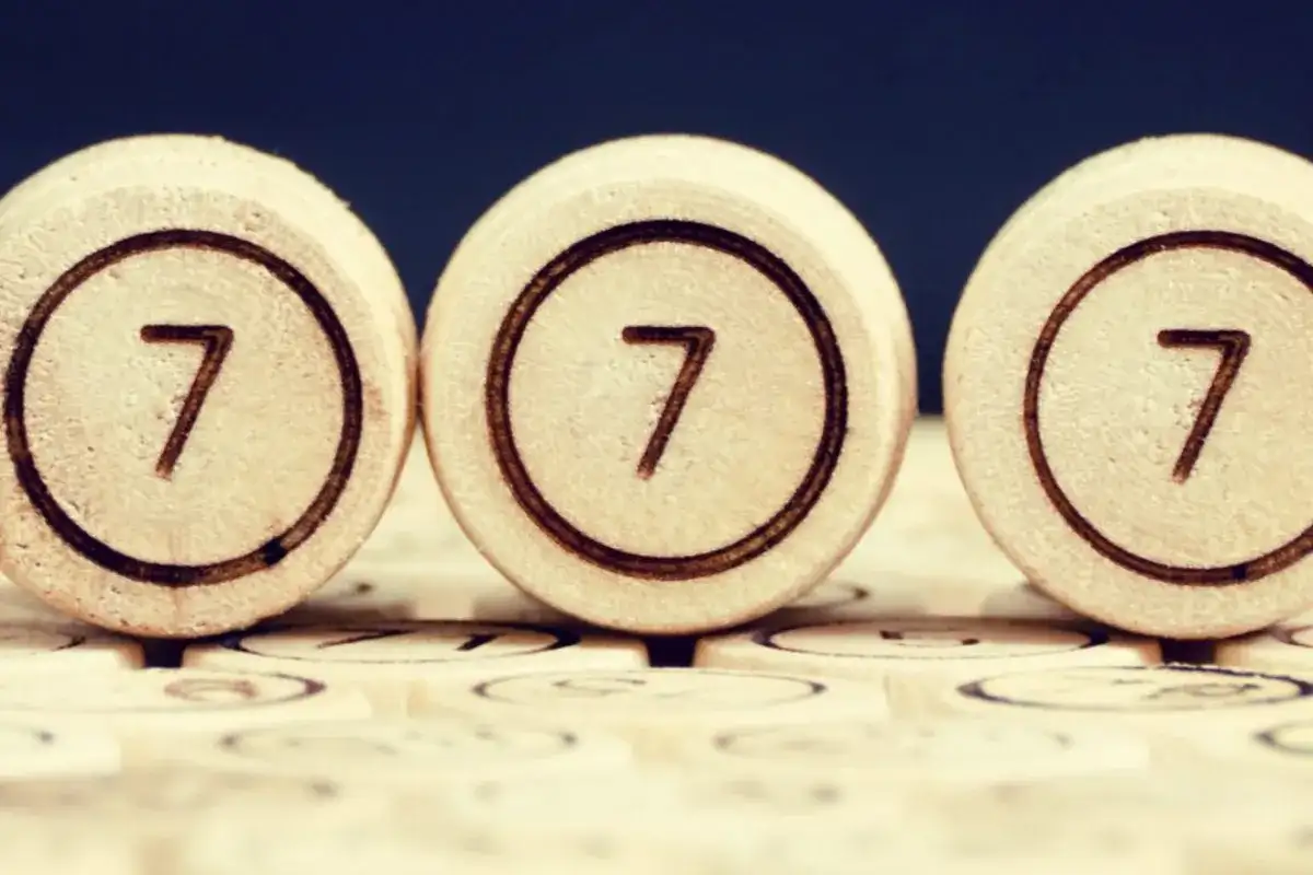777: Poznaj znaczenie tej magicznej liczby w numerologii
