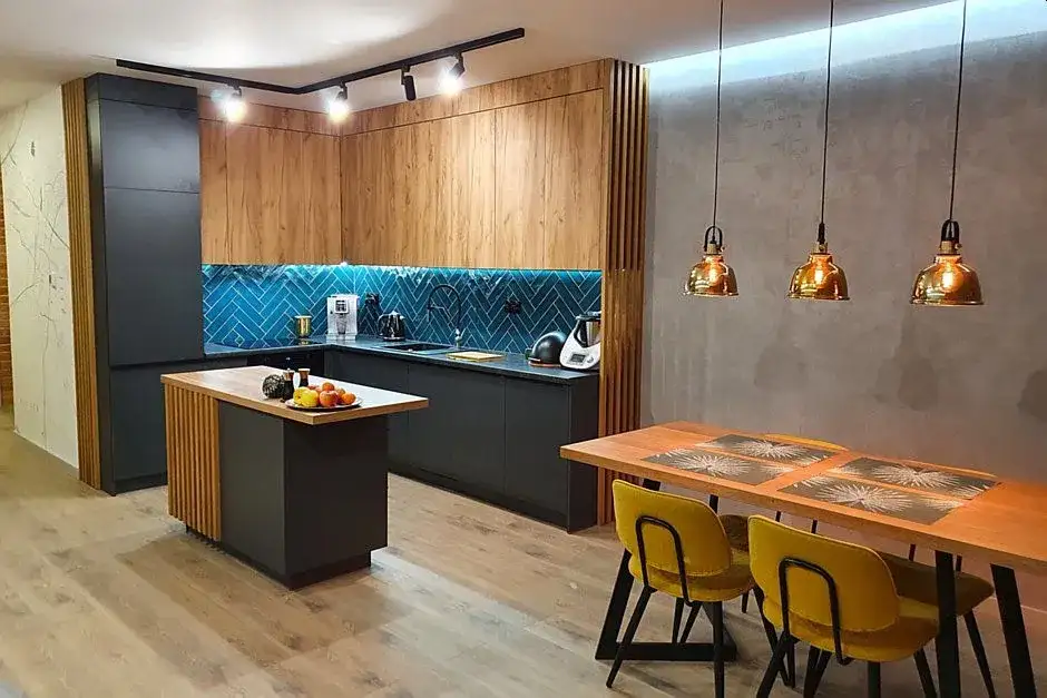 Wykończenie ściany w kuchni: Inspiracje, trendy i praktyczne porady