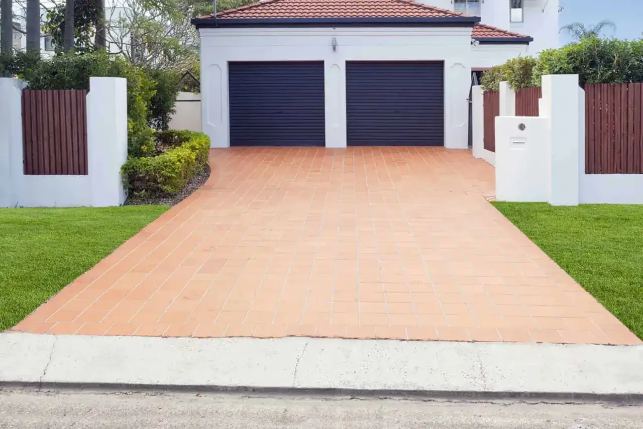 Nowy podjazd z cegły klinkierowej, jaki krawężnik na podjazd? Elegancki dom z dwoma garażami.