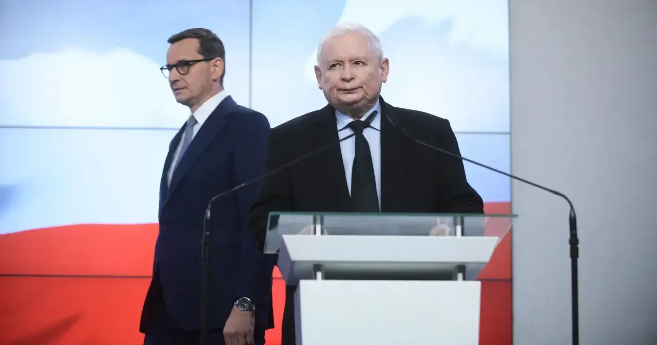Jarosław Kaczyński przemawia, a Mateusz Morawiecki stoi za nim. Czy to początek końca koalicji i oskarżeń o dyktaturę?