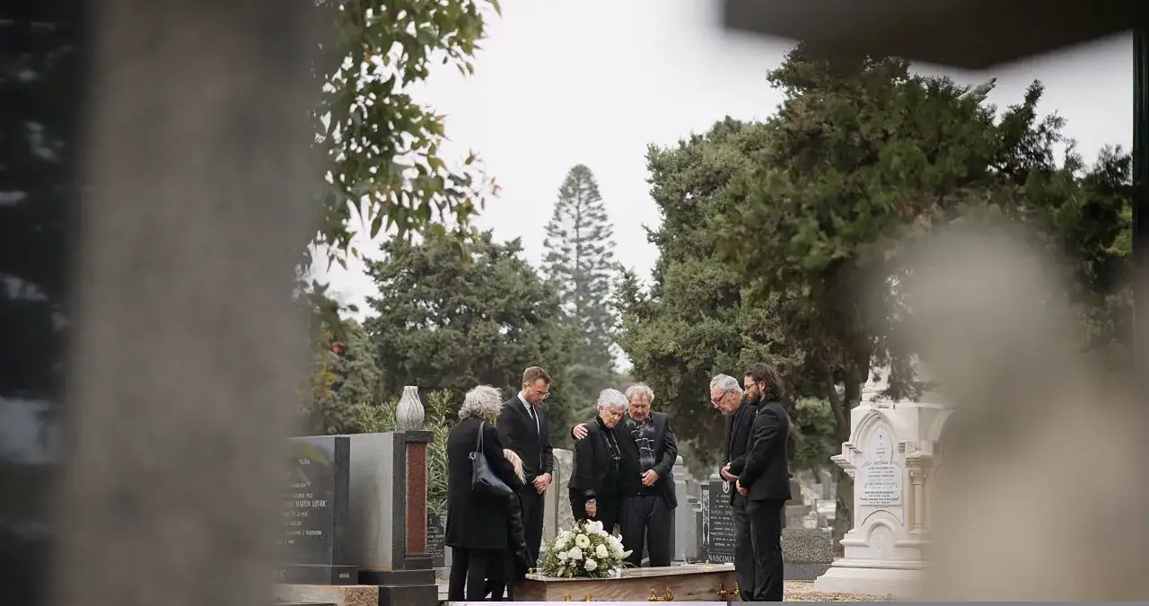 Czy w ciąży można iść na pogrzeb? Ważne aspekty zdrowotne i emocjonalne