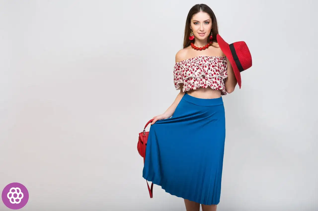 Jak dobrać idealną bluzkę do niebieskiej spódnicy – porady i modne stylizacje