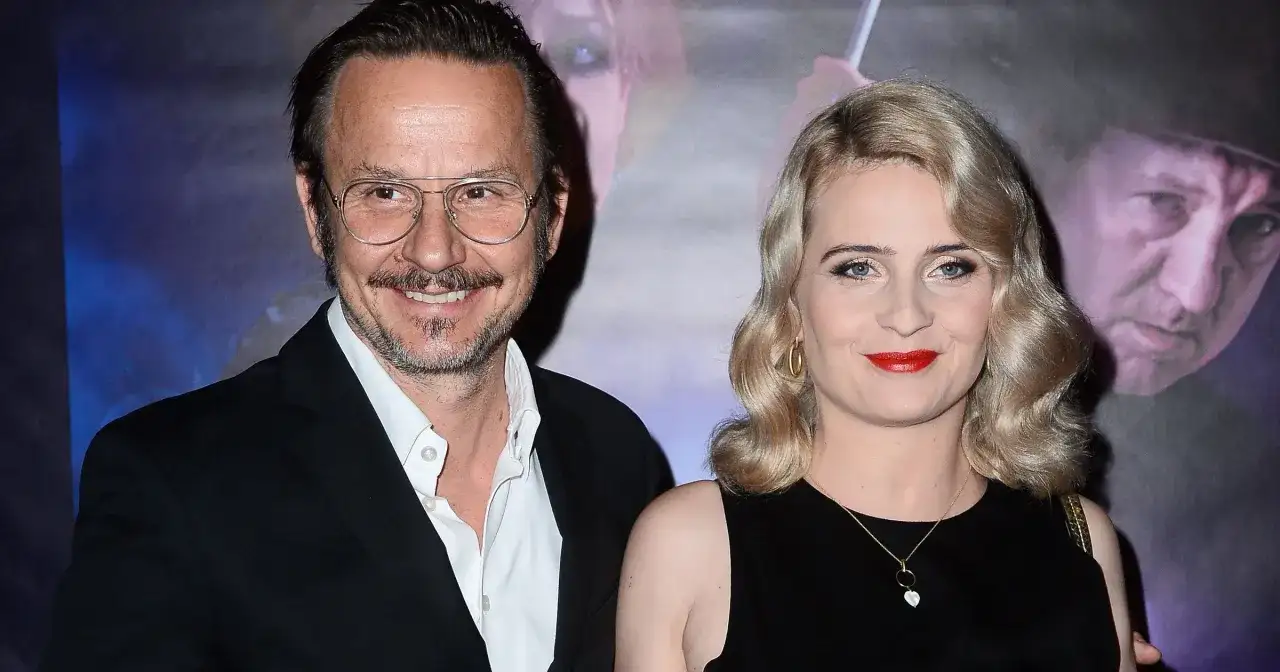 Bartłomiej Topa z żoną na premierze.